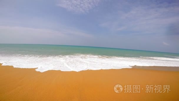 美丽阳光明媚的海滩和海冲浪视频