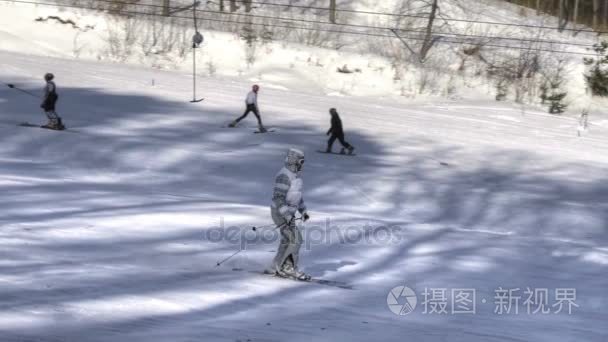 高山滑雪度假村休息的游客视频