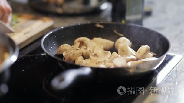 烤盘在厨房上的蘑菇的特写镜头视频