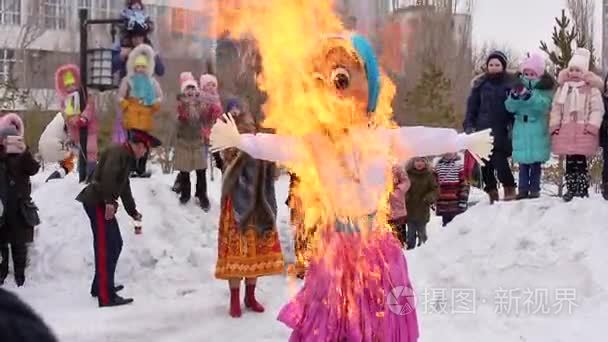 燃烧的肖像。忏悔节。卡拉干达，哈萨克斯坦 2 月 26 日 哥萨克正教传统的庆祝活动。2017 年 2 月 26 日，哈萨克