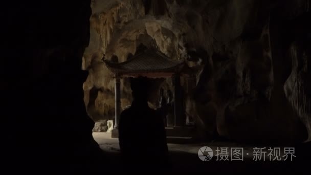 在山洞里的佛教寺庙视频