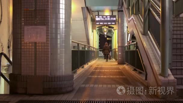 香港-2016 年 3 月︰ 时间流逝的行人行走在城市向不同的方向