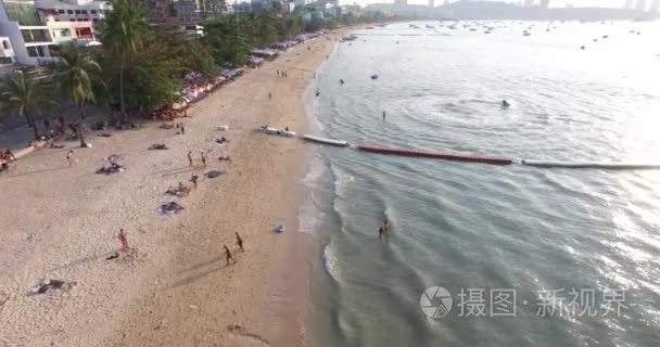 芭堤雅海滩沿着飞行的空中场景视频