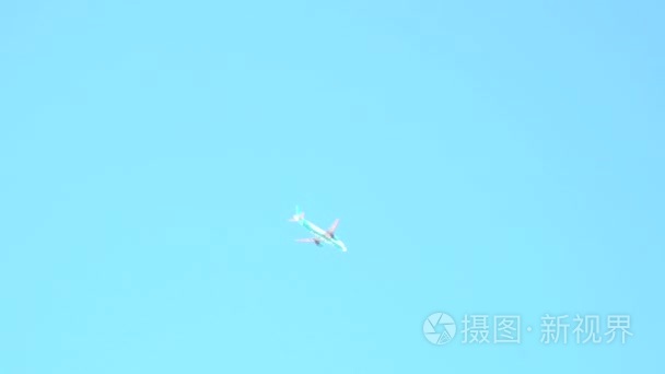 在一片蓝天的白色飞机巡航视频