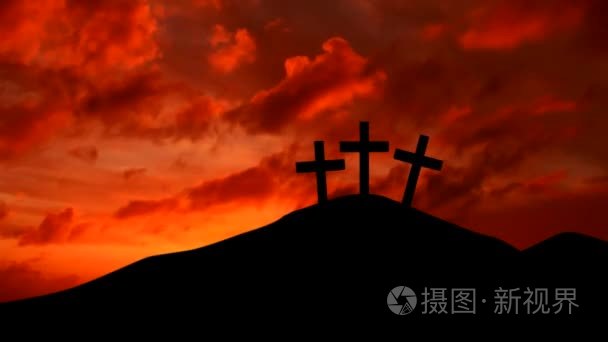 三个十字架在落日的天空视频