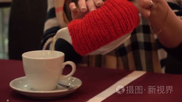 女孩倒一杯茶从红色桌上茶壶视频