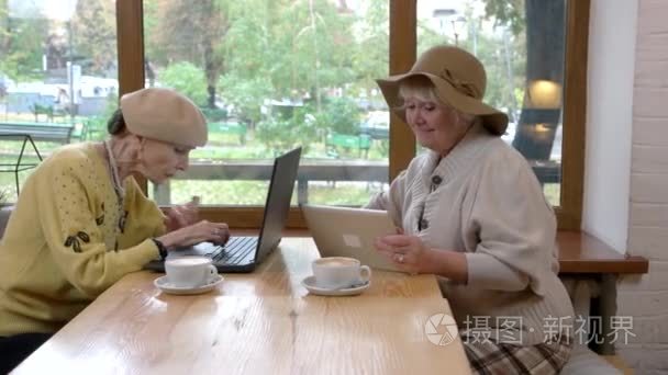 老年妇女在咖啡馆视频