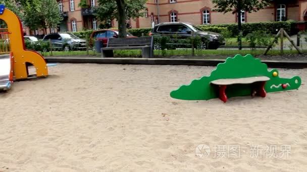在儿童游乐场玩具鳄鱼视频