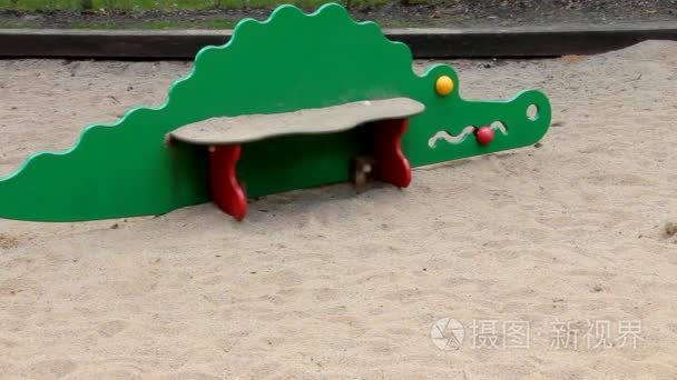 在儿童游乐场玩具鳄鱼视频