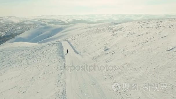 滑雪板骑在轨道上视频