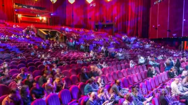 观众聚集在礼堂和剧院过程看。大大厅与红色扶手椅席位