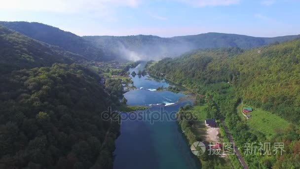 峡谷和瀑布的乌纳河视频