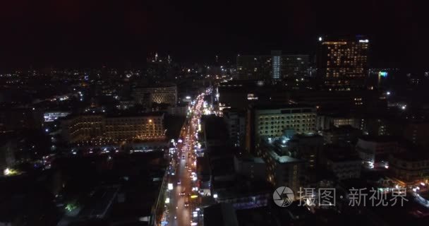晚上空中飞过拍摄的交通道路上视频
