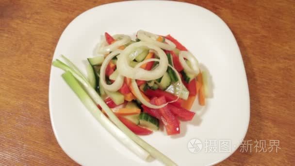 健康沙拉配新鲜蔬菜视频