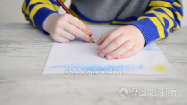 儿童用棕色铅笔绘图视频