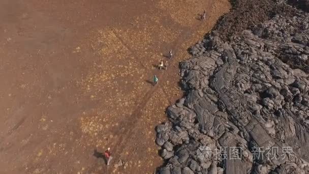 鸟瞰图。北欧的徒步旅行。游客爬到山上。沿着一条小径走旅游