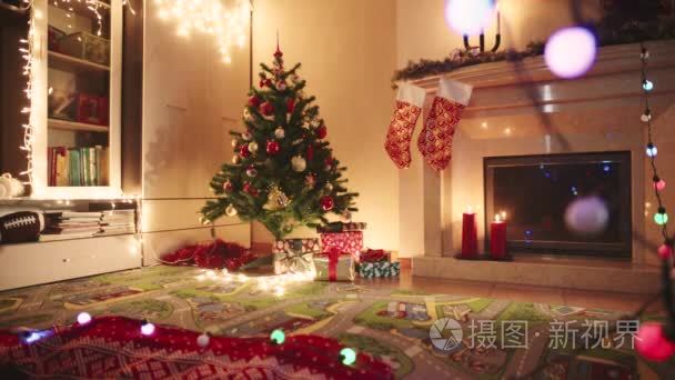 人在圣诞夜放在圣诞树下的礼物视频
