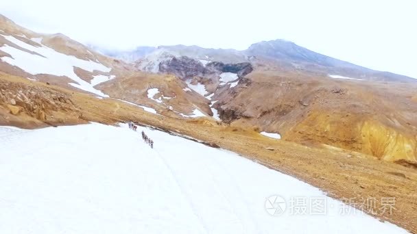 鸟瞰图。集团登山运动员在山