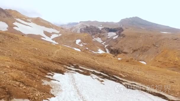 鸟瞰图。集团登山者在山