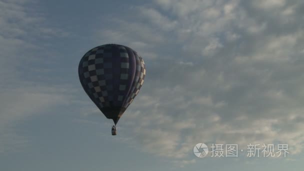 气球飞行在天空鸟瞰图视频