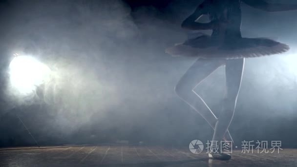 在舞台上跳芭蕾舞的女孩视频