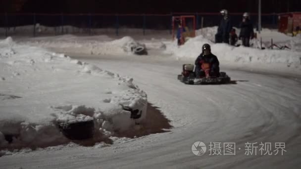 那天晚上在冰上赛车的陶里亚蒂、 俄罗斯-2017 年 1 月 6 日︰ 冬季比赛卡丁车