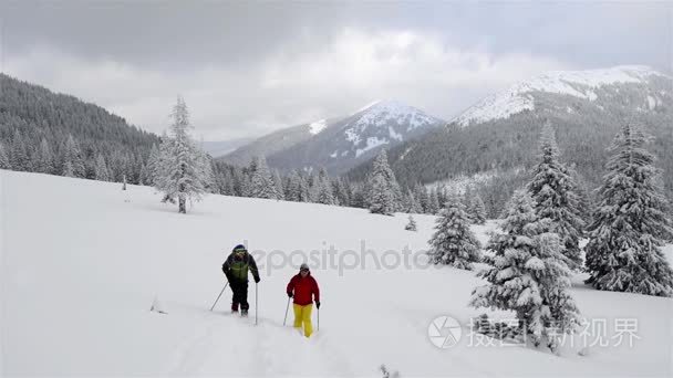 对夫妇的旅行者会在雪上视频