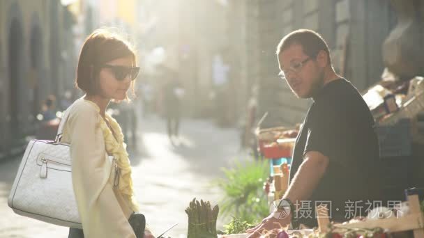 迷人的女人问在蔬菜水果蔬菜有关的信息