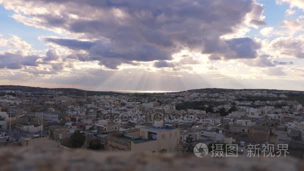 美丽的景色的瓦莱塔，马耳他︰ 寂静的城市和云