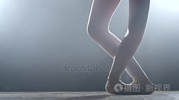 在舞台上跳芭蕾舞的女孩视频