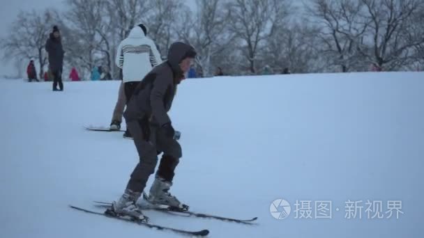 Volzhskii，俄罗斯-2017 年 1 月 8 日︰ 在高速到血统上滑雪板滑雪度假村的那个人