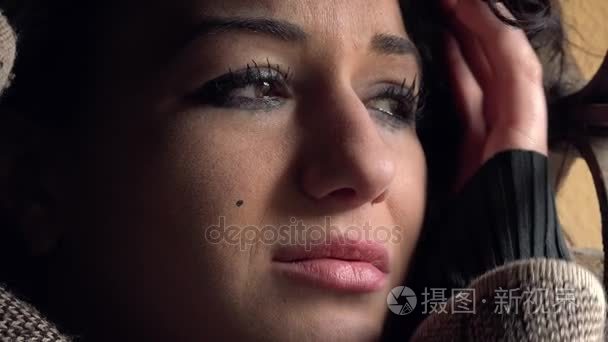抑郁症的妇女在窗前拼命地哭视频