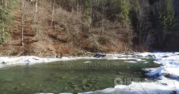 山区河流醒来后休眠状态视频