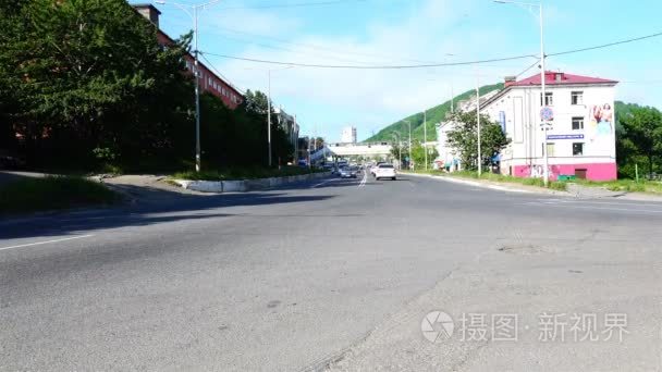 弯弯曲曲地在城市道路上的交通视频