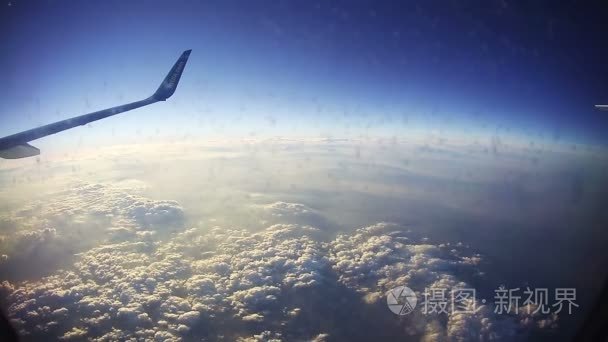 从云层上方飞机窗口视图视频