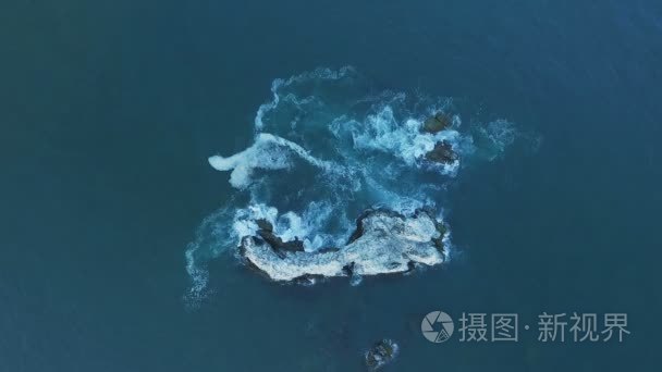 海洋海浪拍打岩石，悬崖，礁的鸟瞰图。海浪拍打锯齿状