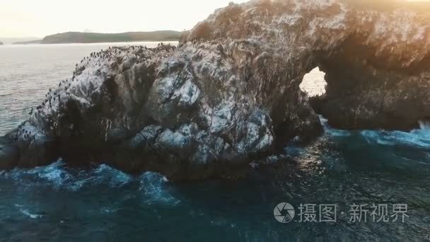 海洋海浪拍打岩石，悬崖，礁的鸟瞰图。海浪拍打锯齿状