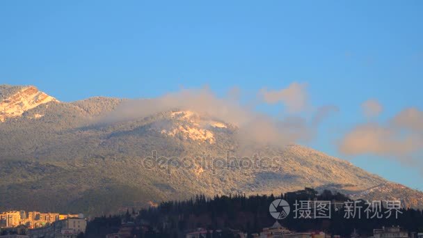 云在山上被太阳照射着黎明视频