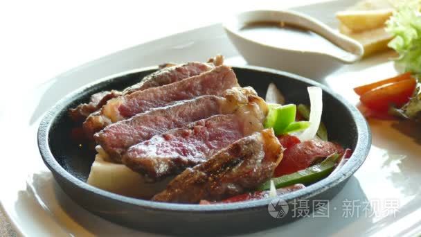 烤的牛肉牛排视频