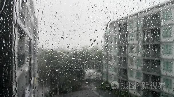 滴雨上一个窗口窗格，建筑的背景