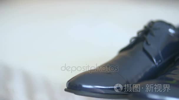 新郎黑色优雅的鞋视频
