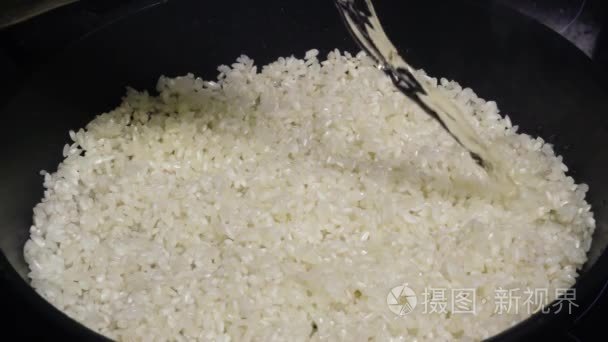 米饭烩饭浇酒慢动作模式视频