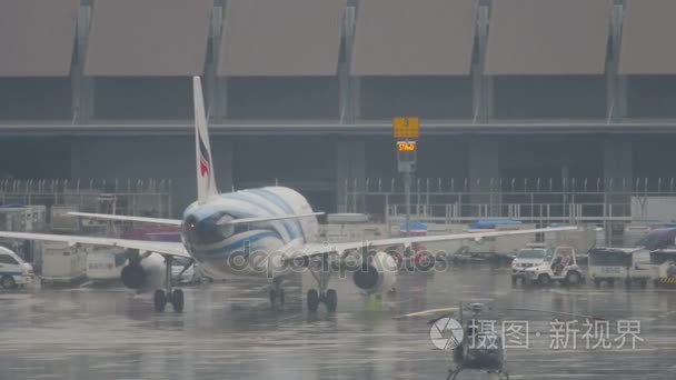 飞机滑行结束雨普吉岛机场视频