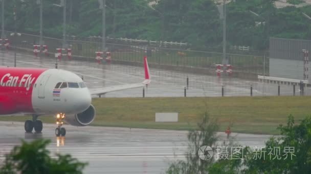 飞机滑行雨普吉岛机场视频