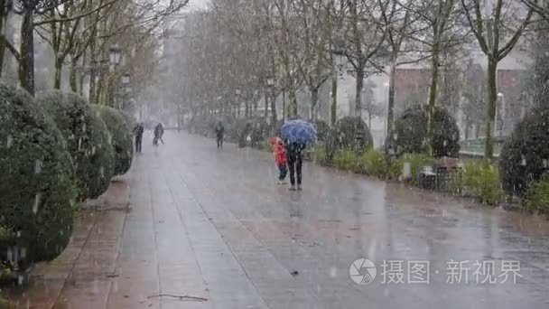 男孩抓住嘴着飞舞的雪花