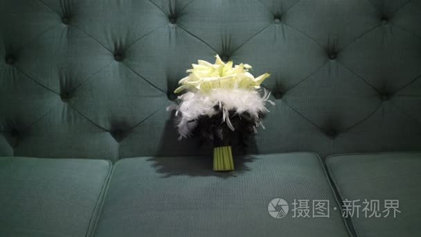 婚礼在绿色的沙发上的新娘捧花视频