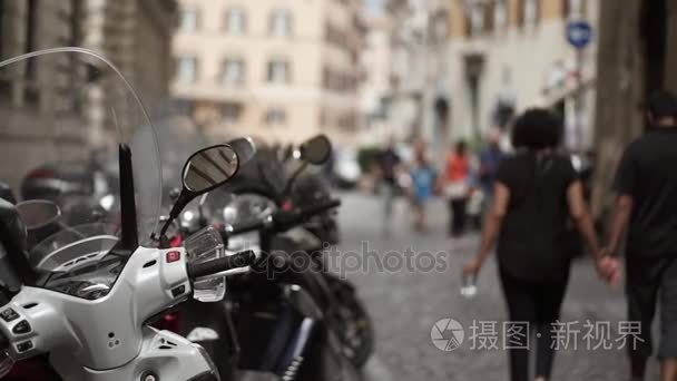摩托车停放在罗马街视频