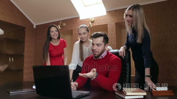 集团的成功的商业人士在办公室用电脑工作