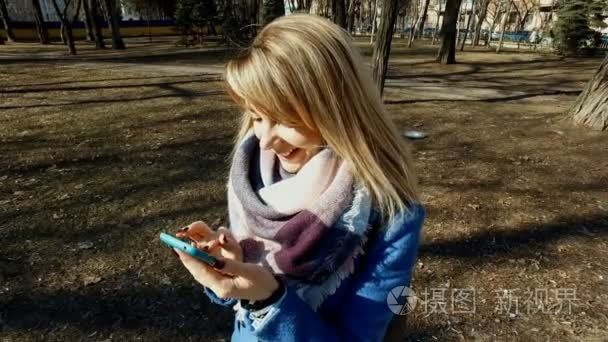 妇女在键入短信到最喜欢的公园视频