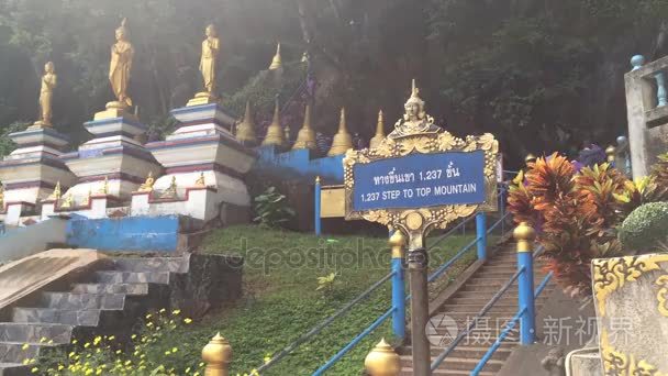 洞穴的佛教寺院视频